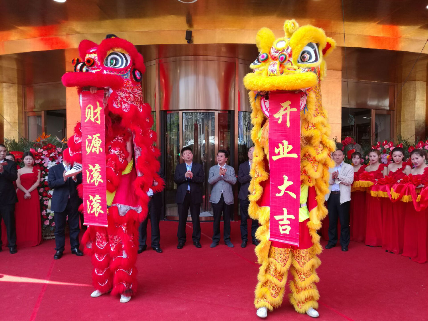 光明家具與金葉珠寶聯(lián)袂開設(shè)武漢家居生活館